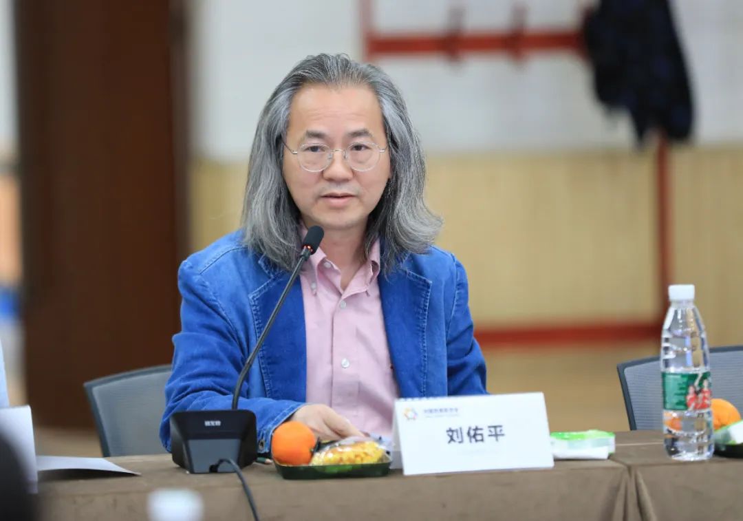 中国慈善联合会常务副秘书长刘佑平主持中国慈善联合会传播委员会第一次全体委员大会