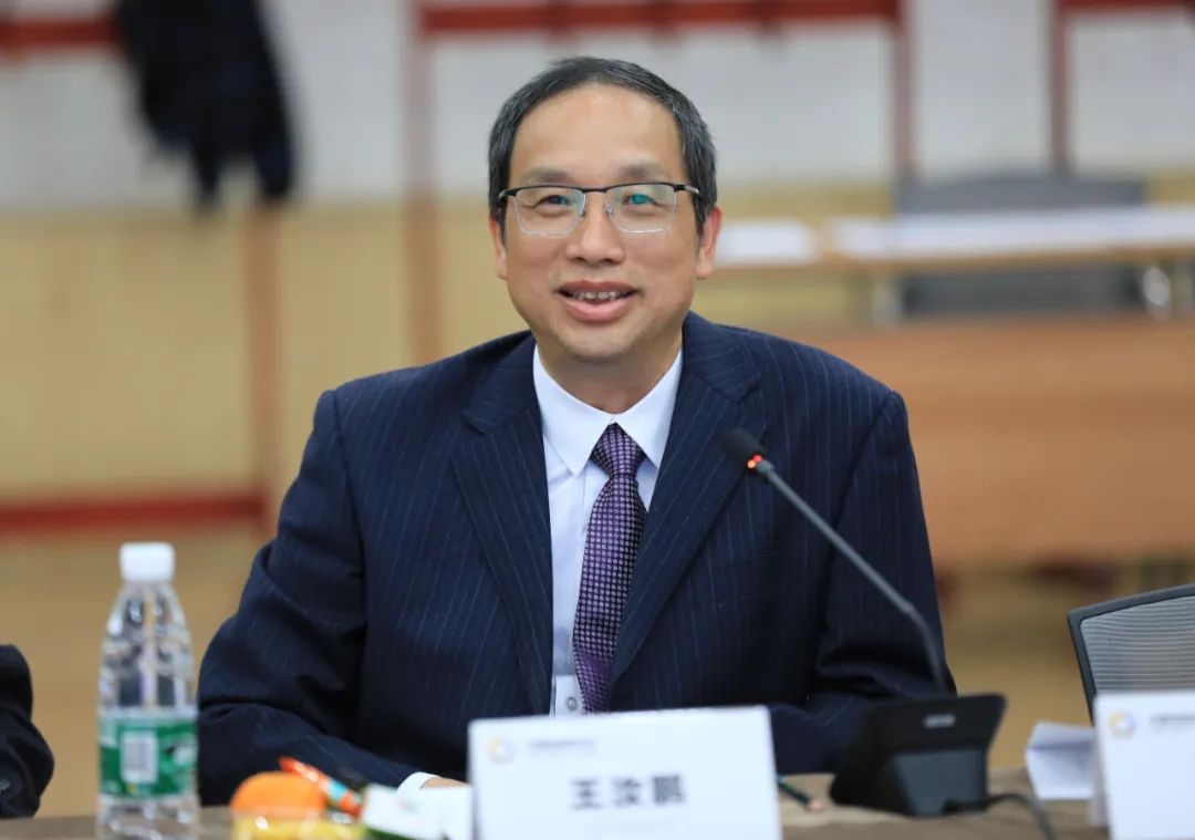 红十字国际学院院长、中国慈善联合会传播委员会顾问王汝鹏致辞